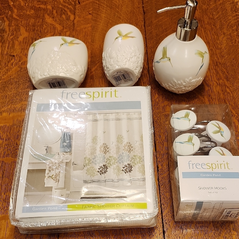 Hummingbird Bath Set - White and Green